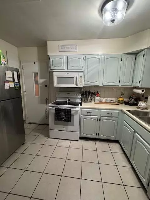 Kitchen - 2234 N Hadley Rd, Springfield, OH 45505 photo 2 of 3