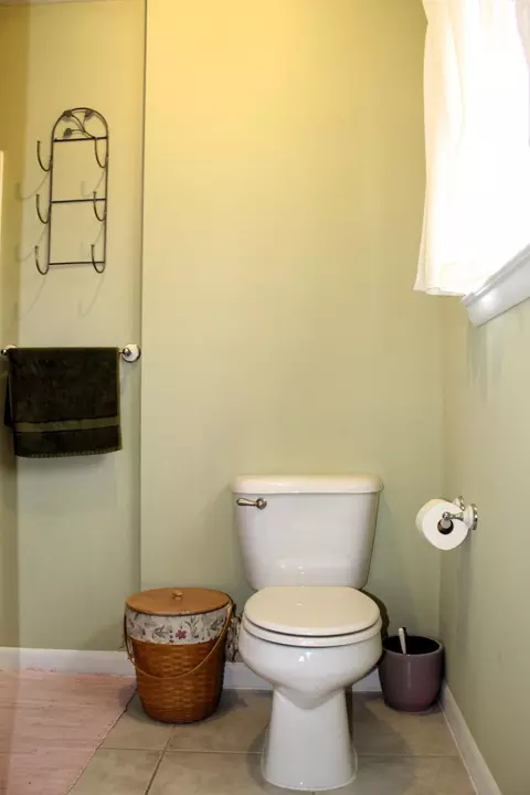 Bath - 651 White Oak Dr, Springfield, OH 45504 photo 8 of 9