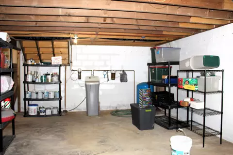 Exterior - 651 White Oak Dr, Springfield, OH 45504 photo 13 of 24