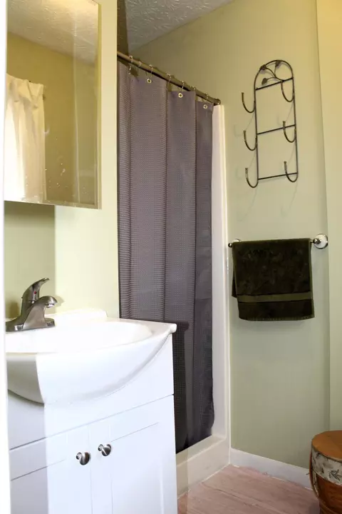Bath - 651 White Oak Dr, Springfield, OH 45504 photo 9 of 9