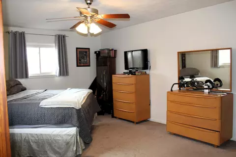 Bedroom - 651 White Oak Dr, Springfield, OH 45504 photo 8 of 10