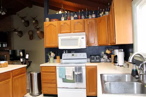Kitchen - 651 White Oak Dr, Springfield, OH 45504 photo 3 of 4