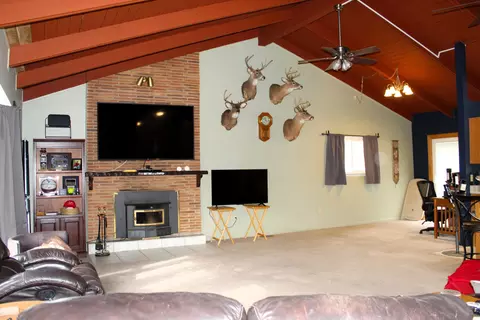 Living - 651 White Oak Dr, Springfield, OH 45504 photo 2 of 3