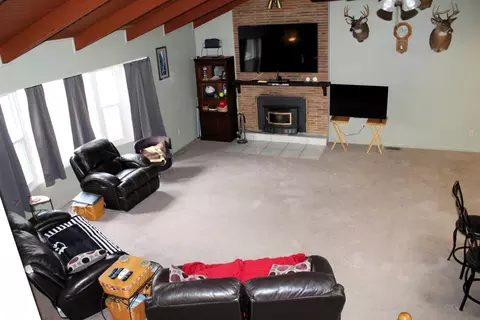 Living - 651 White Oak Dr, Springfield, OH 45504 photo 1 of 3