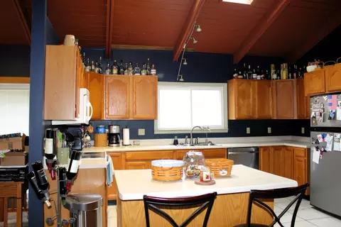 Kitchen - 651 White Oak Dr, Springfield, OH 45504 photo 1 of 4