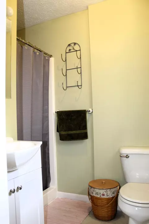 Bath - 651 White Oak Dr, Springfield, OH 45504 photo 7 of 9