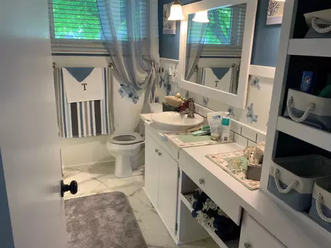 Bath - 702 Willow St, Celina, OH 45822 photo 3 of 4