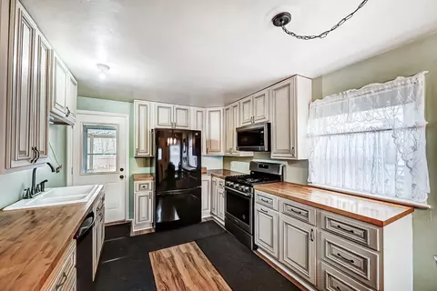 Kitchen - 1265 E Cedarview Dr, Springfield, OH 45503 photo 1 of 3