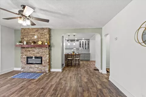 Living - 5126 Kerns Rd, Springfield, OH 45502 photo 2 of 3