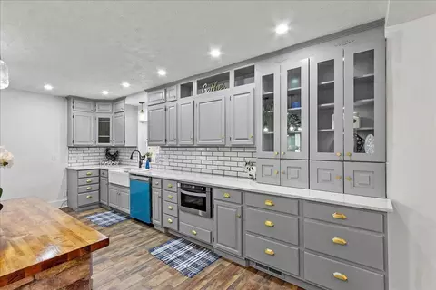 Kitchen - 5126 Kerns Rd, Springfield, OH 45502 photo 2 of 5