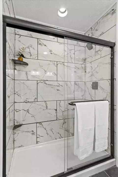 Bath - 5126 Kerns Rd, Springfield, OH 45502 photo 4 of 5
