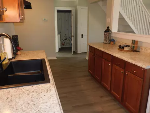 Bath - 2111 Hoppes Ave, Springfield, OH 45503 photo 1 of 3