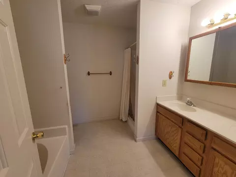 Bath - 4525 Selma Pike, Springfield, OH 45502 photo 2 of 4