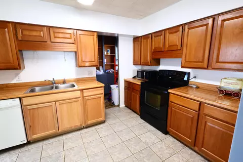 Kitchen - 1506 Beacon St, Springfield, OH 45505 photo 4 of 4