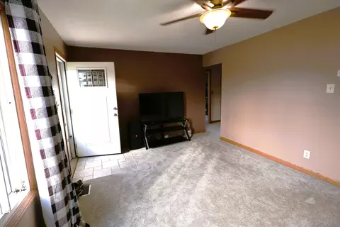 Living - 1506 Beacon St, Springfield, OH 45505 photo 3 of 4