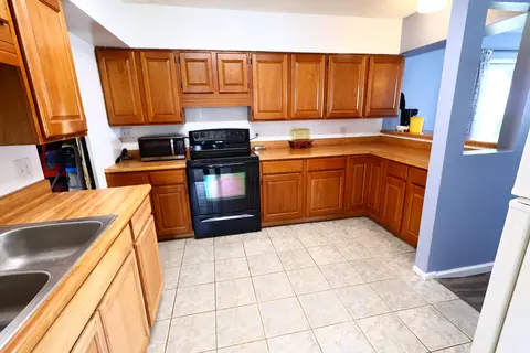 Kitchen - 1506 Beacon St, Springfield, OH 45505 photo 2 of 4