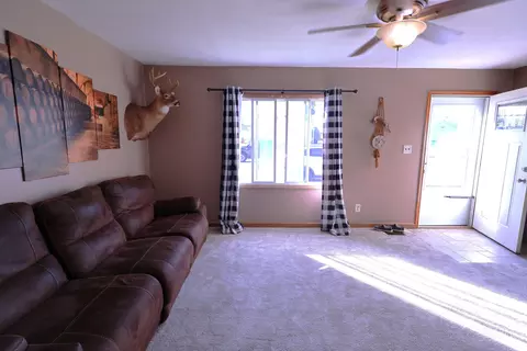 Living - 1506 Beacon St, Springfield, OH 45505 photo 2 of 4