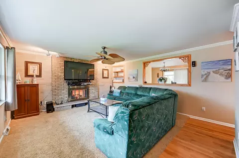 Living - 1615 Ridgeway Dr, Springfield, OH 45506 photo 2 of 6