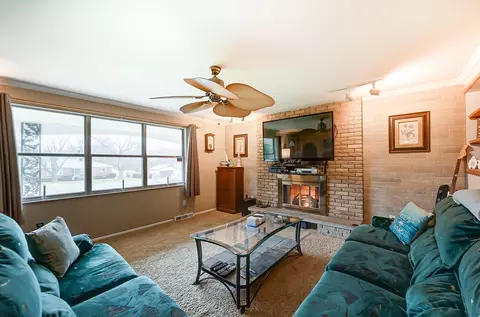 Living - 1615 Ridgeway Dr, Springfield, OH 45506 photo 4 of 6