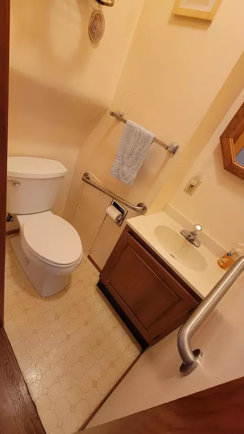 Bath - 2151 Fairfield Pike, Springfield, OH 45502 photo 6 of 10