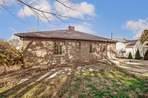 Exterior - 606 S Clairmont Ave, Springfield, OH 45505 photo 5 of 9