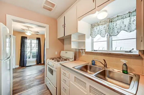 Kitchen - 606 S Clairmont Ave, Springfield, OH 45505 photo 4 of 5