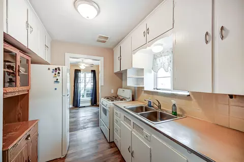 Kitchen - 606 S Clairmont Ave, Springfield, OH 45505 photo 1 of 5