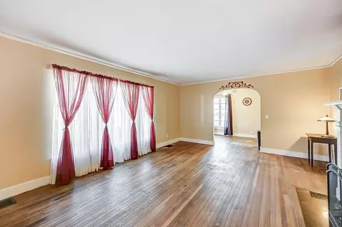 Living - 606 S Clairmont Ave, Springfield, OH 45505 photo 4 of 5
