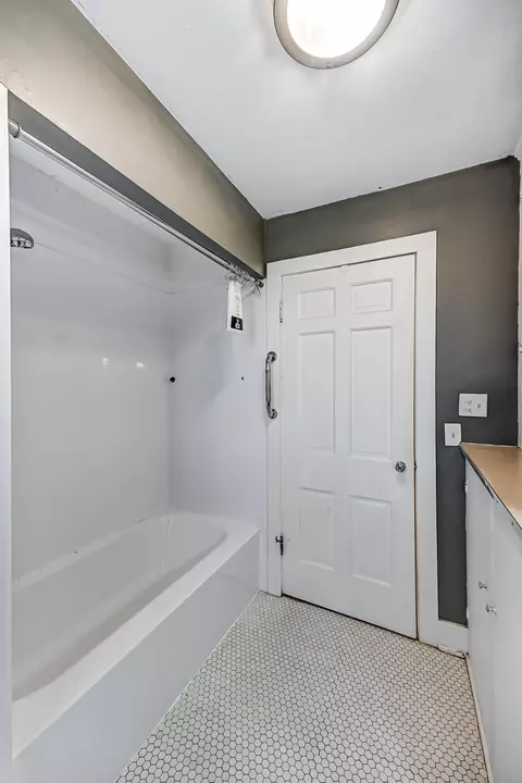 Bath - 606 S Clairmont Ave, Springfield, OH 45505 photo 2 of 4