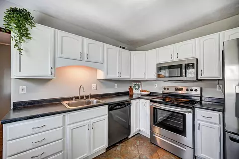 Kitchen - 539 W Possum Rd, Springfield, OH 45506 photo 4 of 5