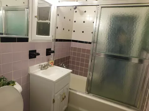 Bath - 410 Willow Dr, Springfield, OH 45505 photo 1 of 2
