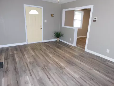 Entry Way - 410 Willow Dr, Springfield, OH 45505 photo 1 of 3