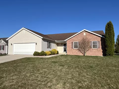 1802 Rosewood Dr, Wapakoneta, OH 45895