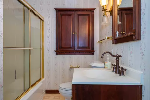 Bath - 264 Canterbury Dr, Kettering, OH 45429 photo 6 of 6