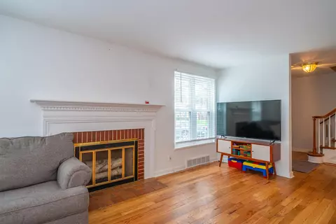 Living - 264 Canterbury Dr, Kettering, OH 45429 photo 2 of 10