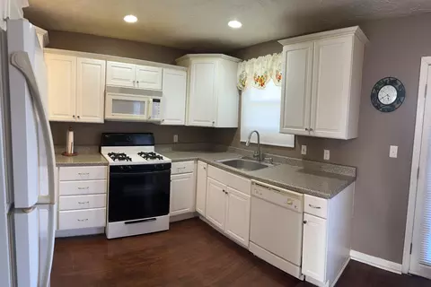 Kitchen - 1610 Springmont Ave, Springfield, OH 45506 photo 4 of 6