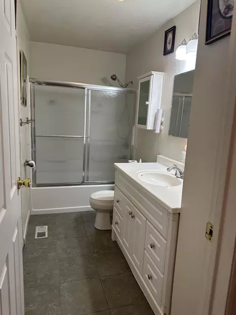 Bath - 1610 Springmont Ave, Springfield, OH 45506 photo 1 of 2