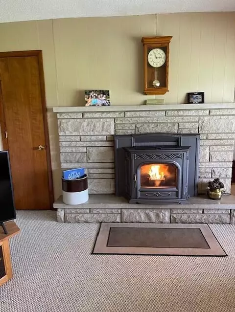 Living - 4228 Petre Rd, Springfield, OH 45502 photo 2 of 7