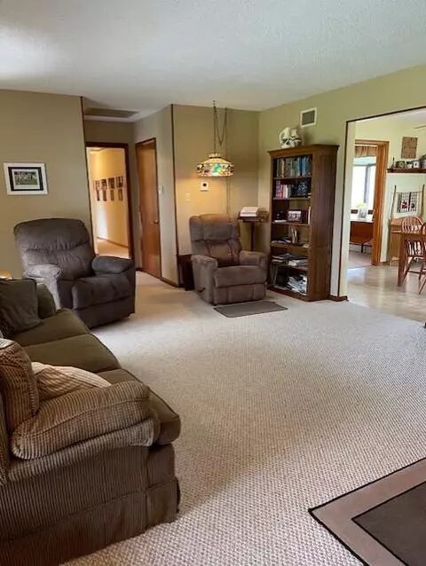 Living - 4228 Petre Rd, Springfield, OH 45502 photo 4 of 7