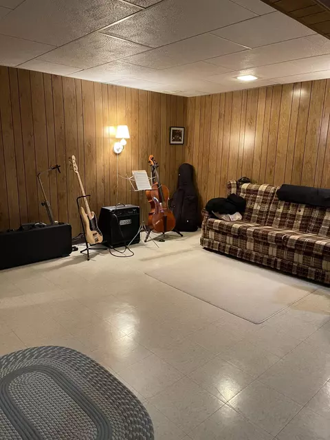 Living - 4228 Petre Rd, Springfield, OH 45502 photo 6 of 7