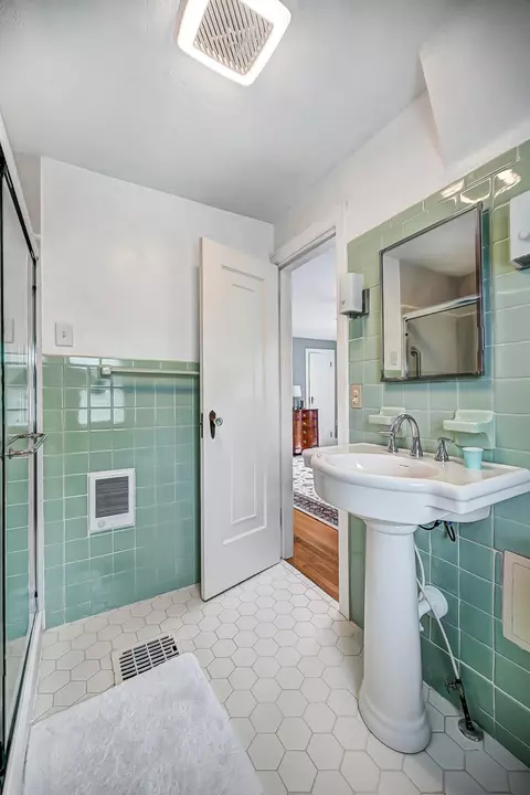 Bath - 272 N Broadmoor Blvd, Springfield, OH 45504 photo 9 of 9