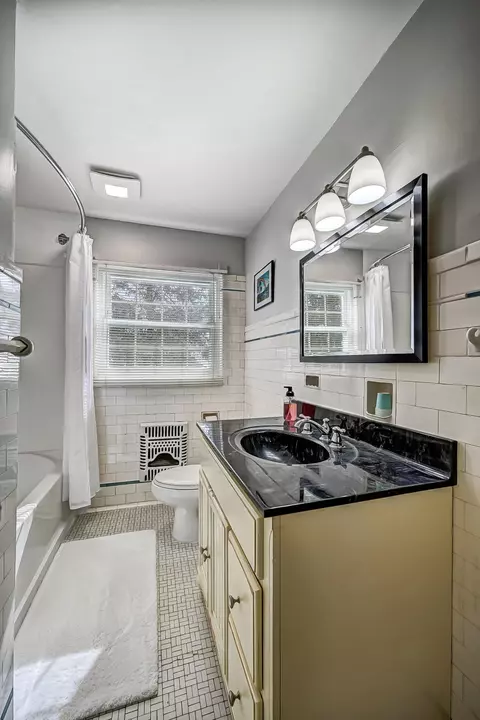 Bath - 272 N Broadmoor Blvd, Springfield, OH 45504 photo 4 of 9