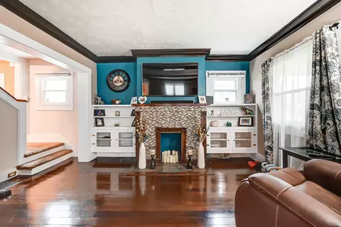 Living - 450 E Cassilly St, Springfield, OH 45503 photo 5 of 6
