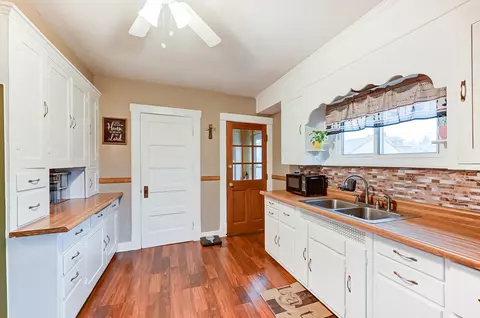 Kitchen - 450 E Cassilly St, Springfield, OH 45503 photo 2 of 4