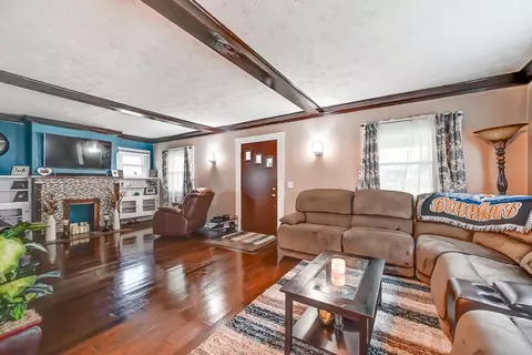 Living - 450 E Cassilly St, Springfield, OH 45503 photo 2 of 6