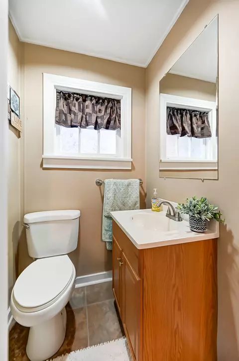 Bath - 450 E Cassilly St, Springfield, OH 45503 photo 2 of 4
