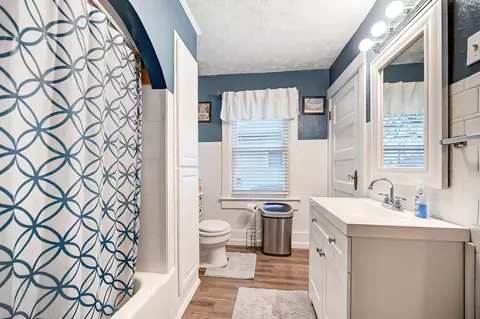 Bath - 450 E Cassilly St, Springfield, OH 45503 photo 4 of 4