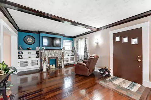 Living - 450 E Cassilly St, Springfield, OH 45503 photo 4 of 6