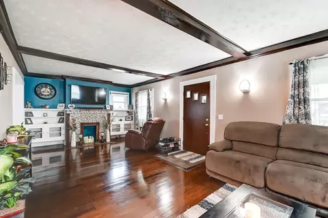 Living - 450 E Cassilly St, Springfield, OH 45503 photo 3 of 6