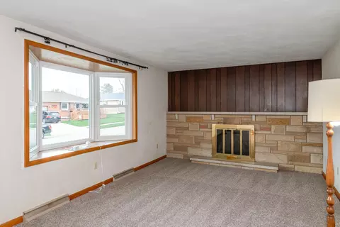 Living - 4256 Tritle Trl, Springfield, OH 45503 photo 2 of 3